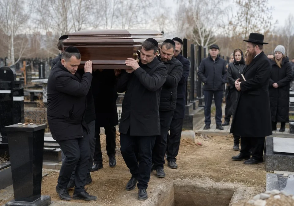Носильщики гроба на еврейской похоронной церемонии